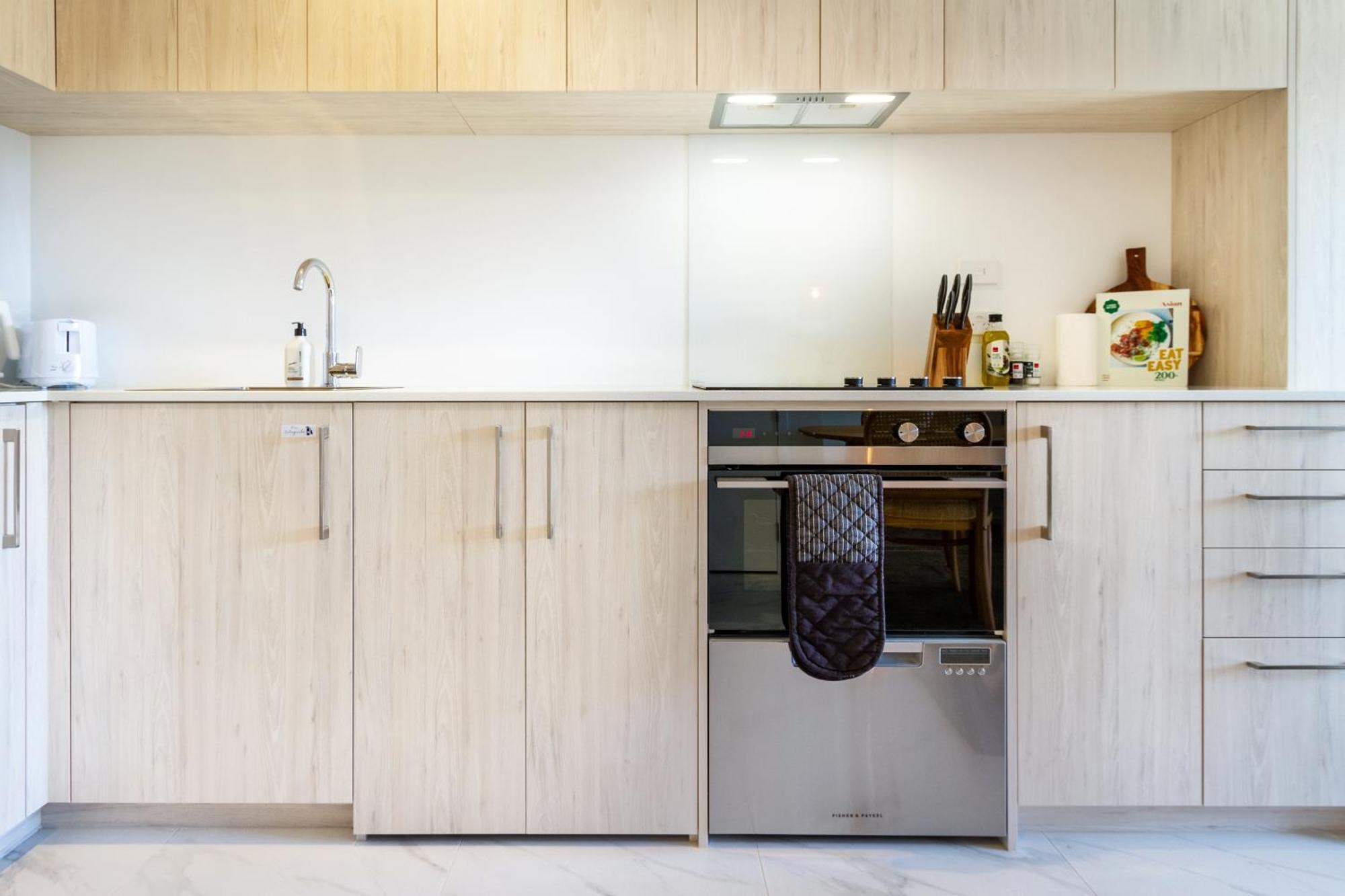 Downtown Delight: Studio At 8 Wilmer With Backyard Christchurch Exterior photo